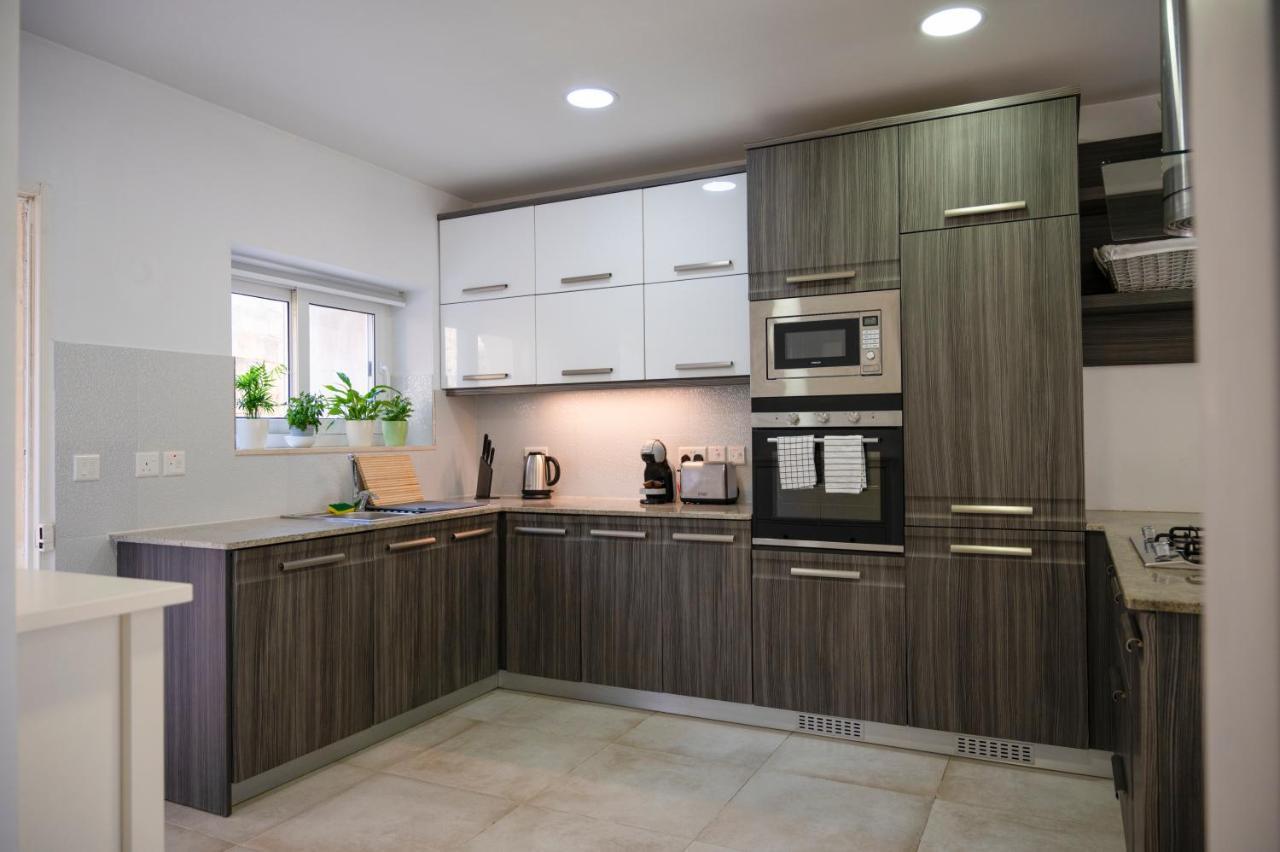 Luzzu - Family Friendly Maisonette Apartment Xlendi
